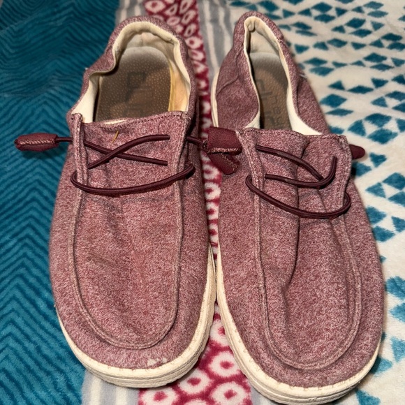 Hey Dude Shoes - Pinky maroon Hey Dude slip ons